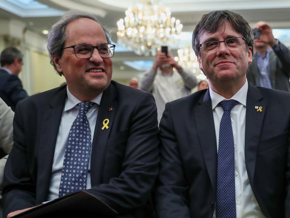El presidente de la Generalitat de Cataluña, Quim Torra, y su predecesor, Carles Puigdemont.