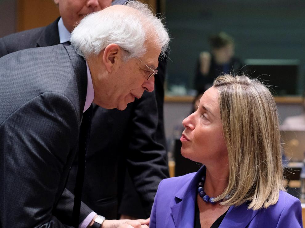El ministro de Asuntos Exteriores, Unión Europea y Cooperación, Josep Borrell, junto a la jefa de la diplomacia europea, Federica Mogherini.