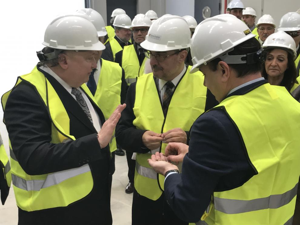 El presidente del Gobierno, Javier Lambán, con el presidente de Forestalia, Fernando Samper, durante su visita a la planta de biomasa de Erla