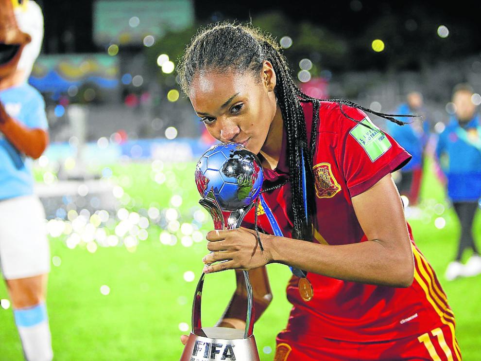 Salma Paralluelo besa el trofeo de campeona del mundo de fútbol con España.