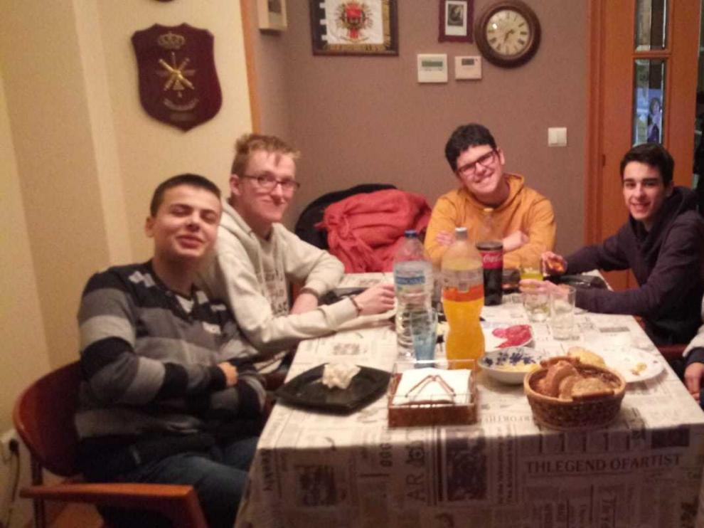 Víctor, que tiene síndrome de Asperger (segundo por la izquierda), con su hermana y unos amigos.