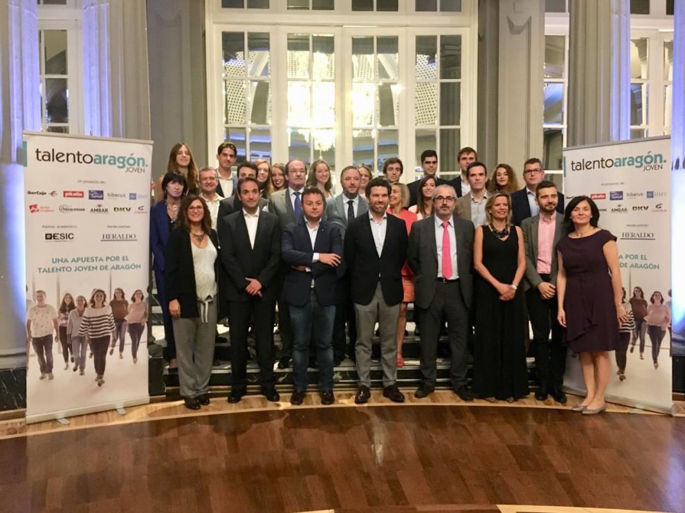 Becados, organizadores y colaboradores en la gala de clausura de la segunda edición de Talento Aragón Joven.