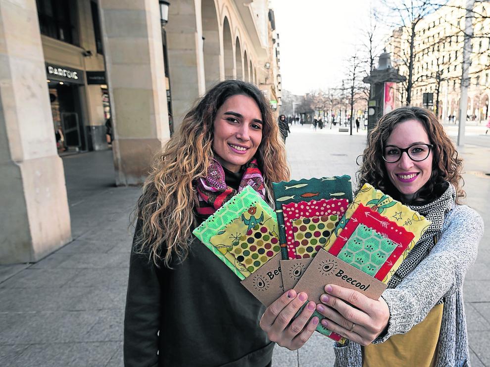 Claudia Ráfales y Ana Sádaba muestran los diferentes formatos de sus envoltorios ecológicos y lavables.