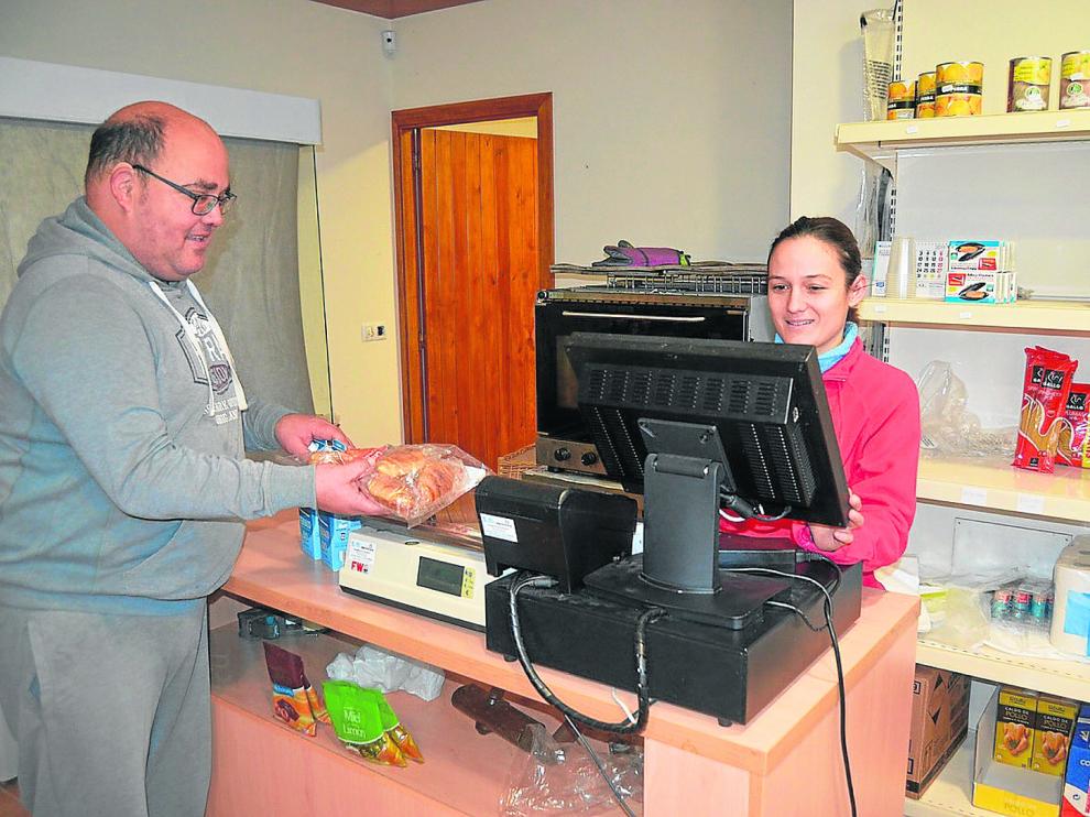 Marta Punter atiende a un cliente en la tienda de Hoz.