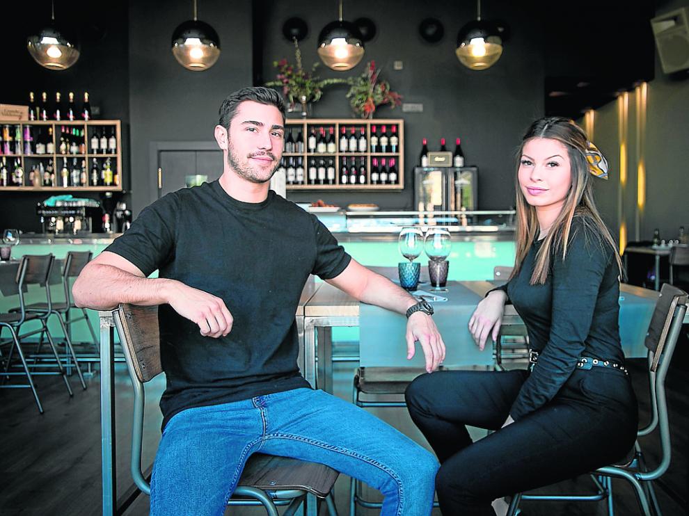 Javier y Belén Fernández Bressel, en el bar del establecimiento zaragozano El Colmado.