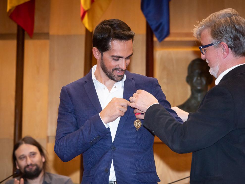 El exciclista Alberto Contador recibe la medalla al mérito deportivo.