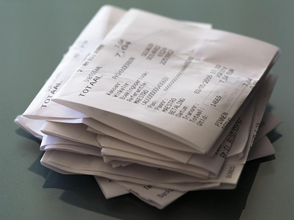 Se debe presentar el recibo o factura de compra.