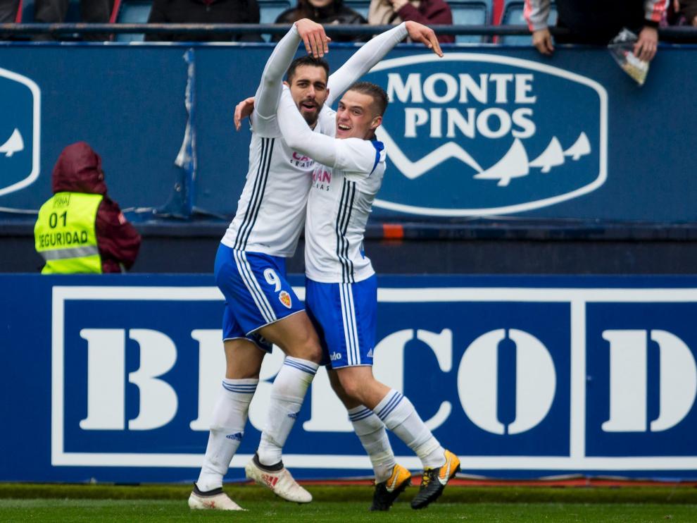 Borja Iglesias celebra uno de sus dos goles la pasada campaña en El Sadar.