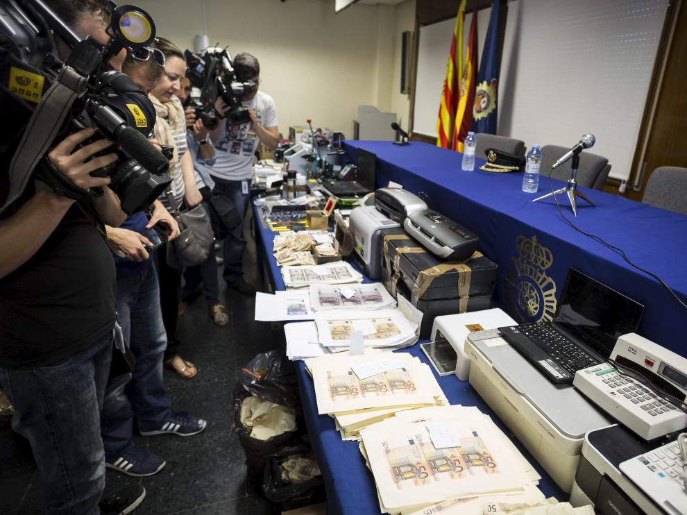 La Operación Héroes de la Policía Nacional permitió desmantelar la imprenta clandestina que tenía montada el acusado en un local del barrio de San José de Zaragoza.