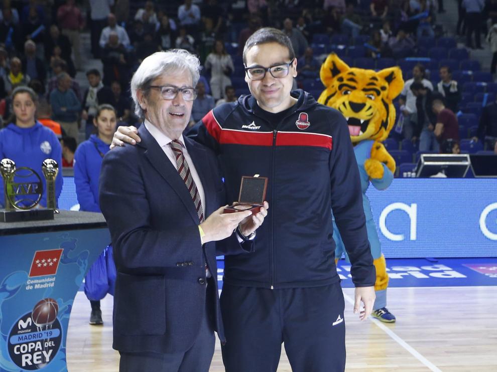 Jorge Samper recoge el premio al mejor entrenador.