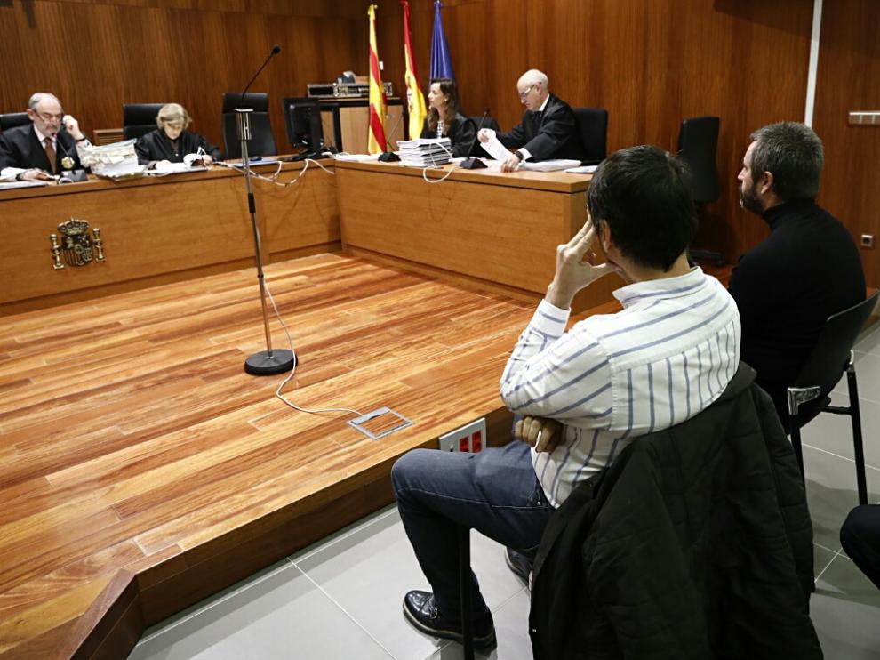 Sergio Castro Lahuerta, de negro y con barba, junto a Sergio Olmos, en la Audiencia Provincial de Zaragoza.