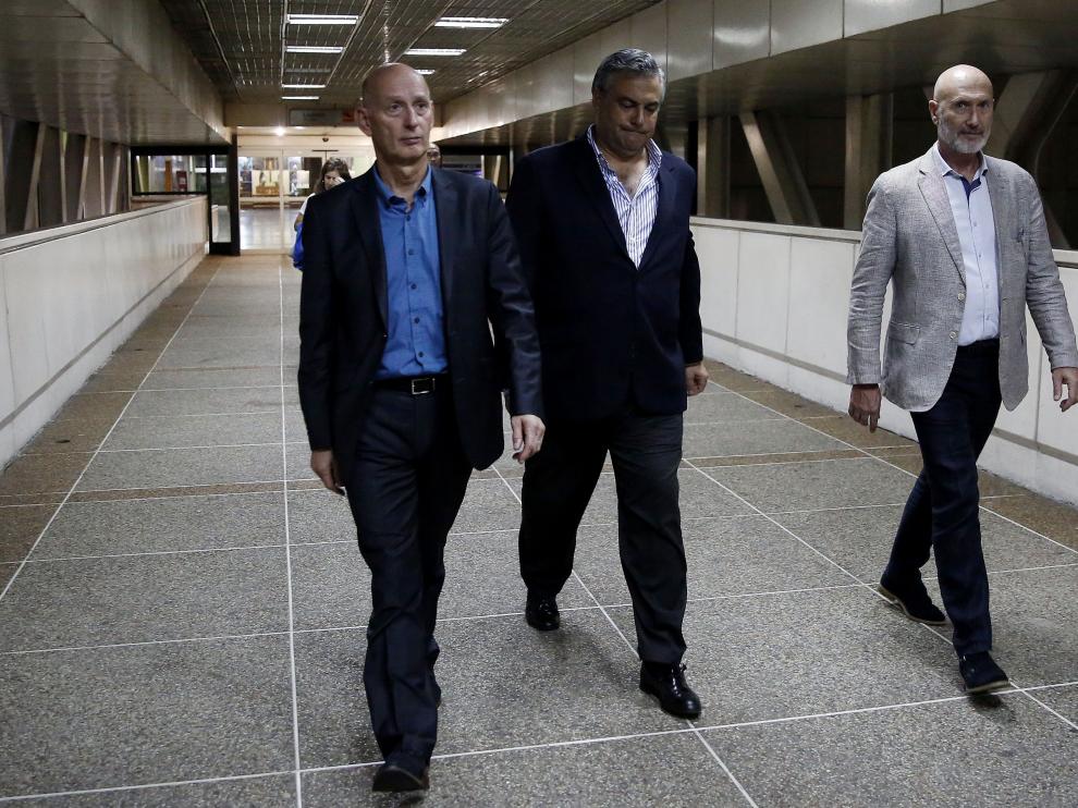 El embajador de España en Venezuela, Jesús Silva (c), junto al embajador de Países Bajos, abandonan el aeropuerto tras la expulsión de los europarlamentarios.