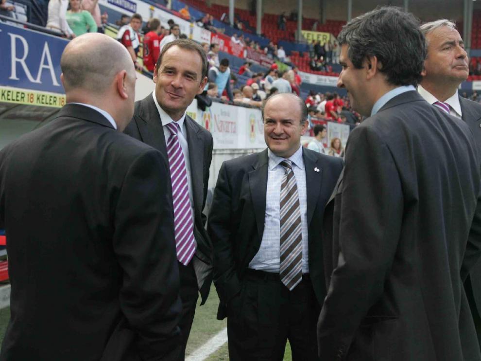 Imagen del 29 de abril de 2007, la última visita a El Sadar de Víctor Fernández con el Real Zaragoza. De espaldas, Paco Checa, Secretario General. Junto a él, el presidente Eduardo Bandrés, el doctor Jesús Villanueva y Manolo de Miguel, jefe de Comunicación.