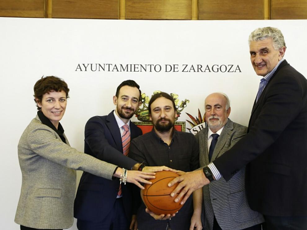 De izquierda a derecha: Elisa Aguilar, Luis Barreda (representante de Día), Pablo Híjar (concejal de Deportes), Chemi Sierra (presidente de la FAB) y Fernando Romay.