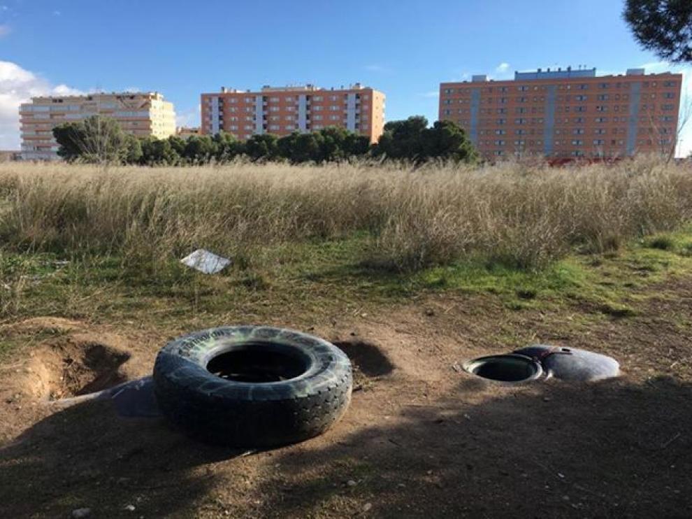 Los depósitos o bidones abiertos junto al centro vecinal en Valdespartera.