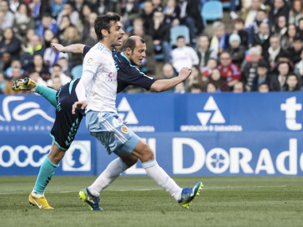 Dorado, en un lance defensivo con el ariete albacetense Zozulia, el pasado sábado en su debut en La Romareda.