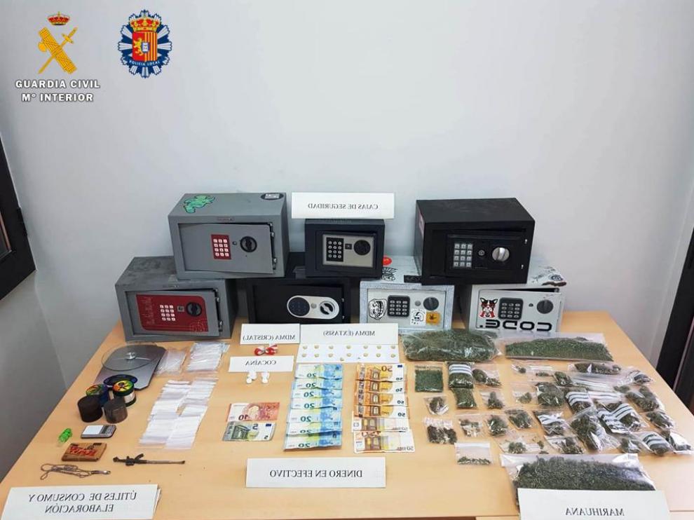 Material y droga incautada en una peña de Utebo