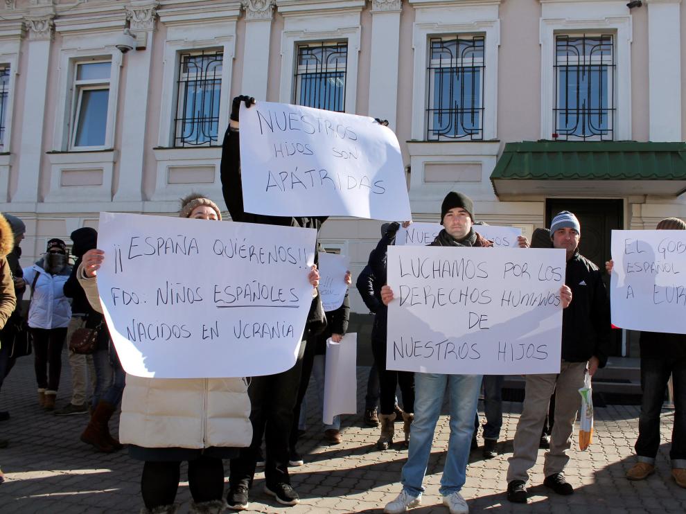 Las familias afectadas han protagonizado varias protestas ante la embajada española en Kiev