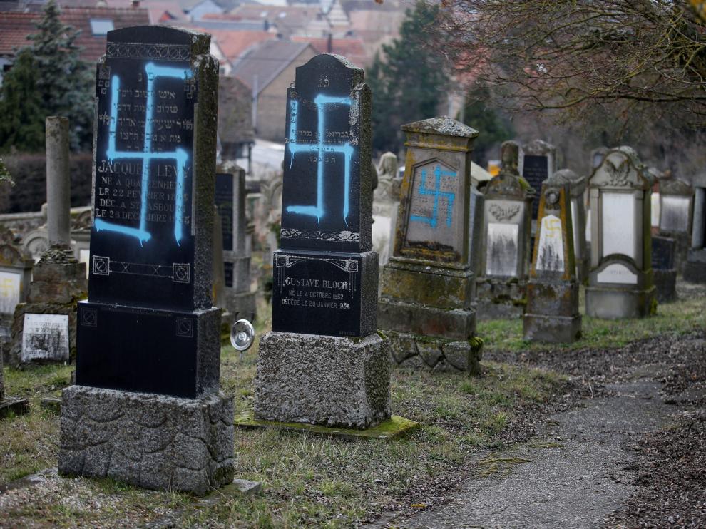 Algunos de los daños que han sufrido las tumbas del cementerio de Quatzenheim