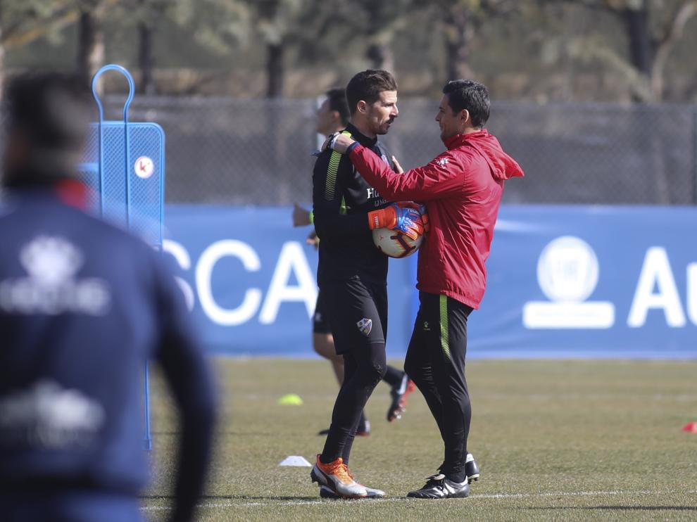 Javi Varas se saluda efusivamente con Francisco durante el entrenamiento de este martes.