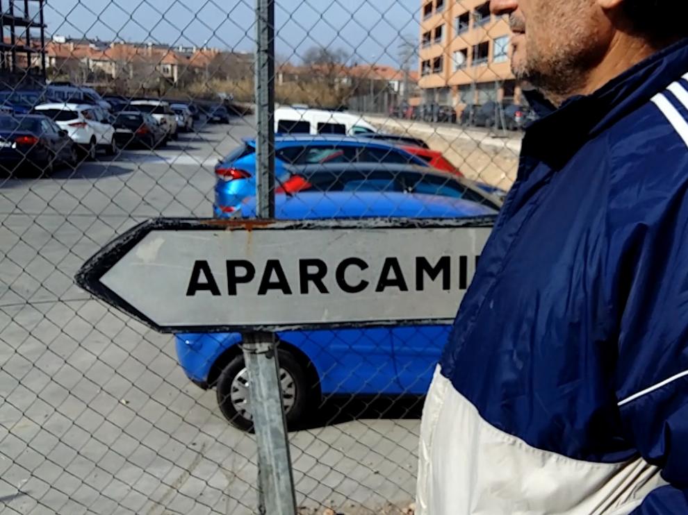 José Sierra, de 59 años, enseña el aparcamiento de Cuarte en el que han estado durmiendo cerca de un mes.