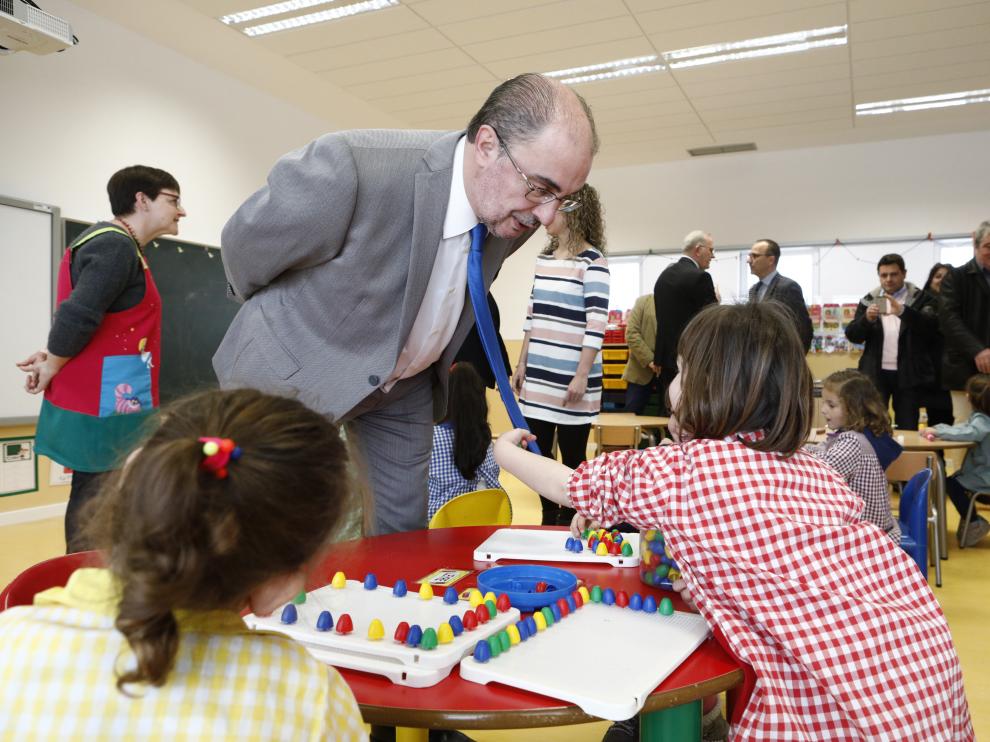 Lambán,durante su visita al colegio de Sobradiel