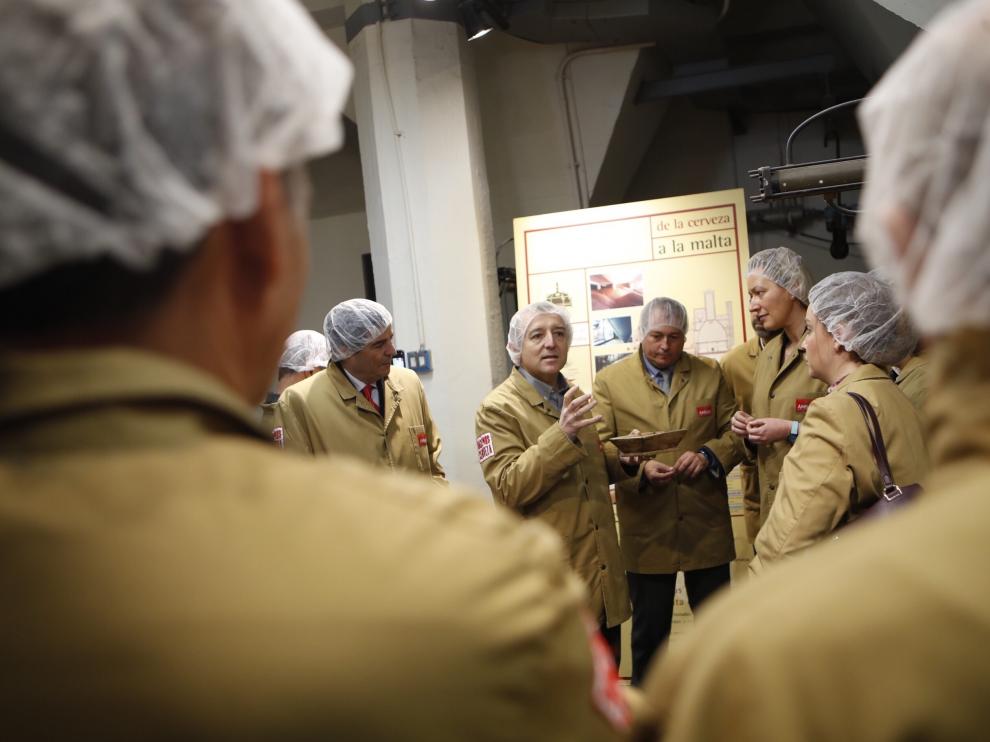 Visita a las instalaciones de La Zaragozana tras la presentación del informe sobre el sector cervecero en Aragón