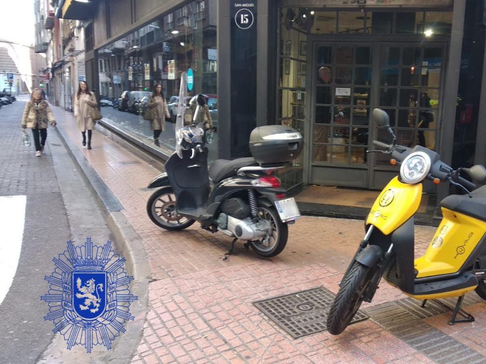Motos mal aparcadas y multadas por la Policía Local.