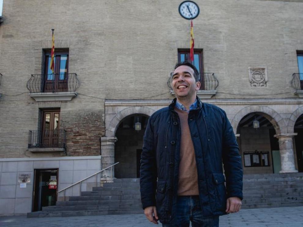 Jesús Guerrero, ante el Ayuntamiento de Monzón.