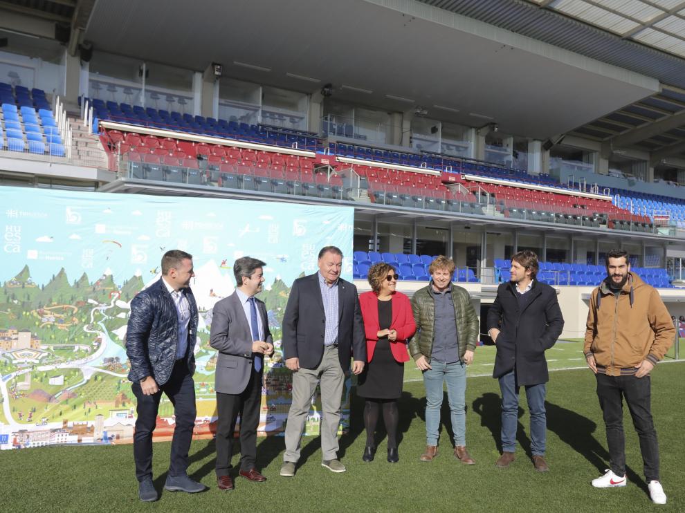 Representantes del club azulgrana y las instituciones que participan en la campaña 'Huesca la Magia'.