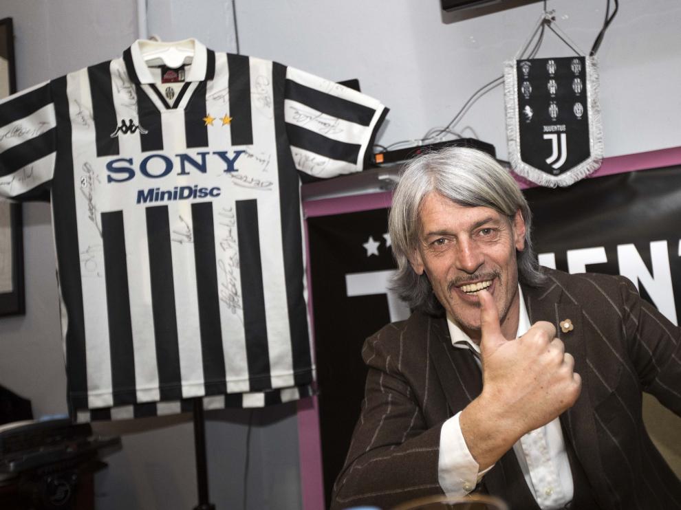 Torricelli, rodeado de motivos de la Juventus.