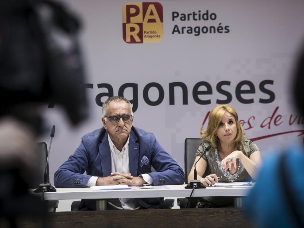 Clemente Sánchez Garnica y su antecesora en el Senado, Rosa Santos, en junio de 2015