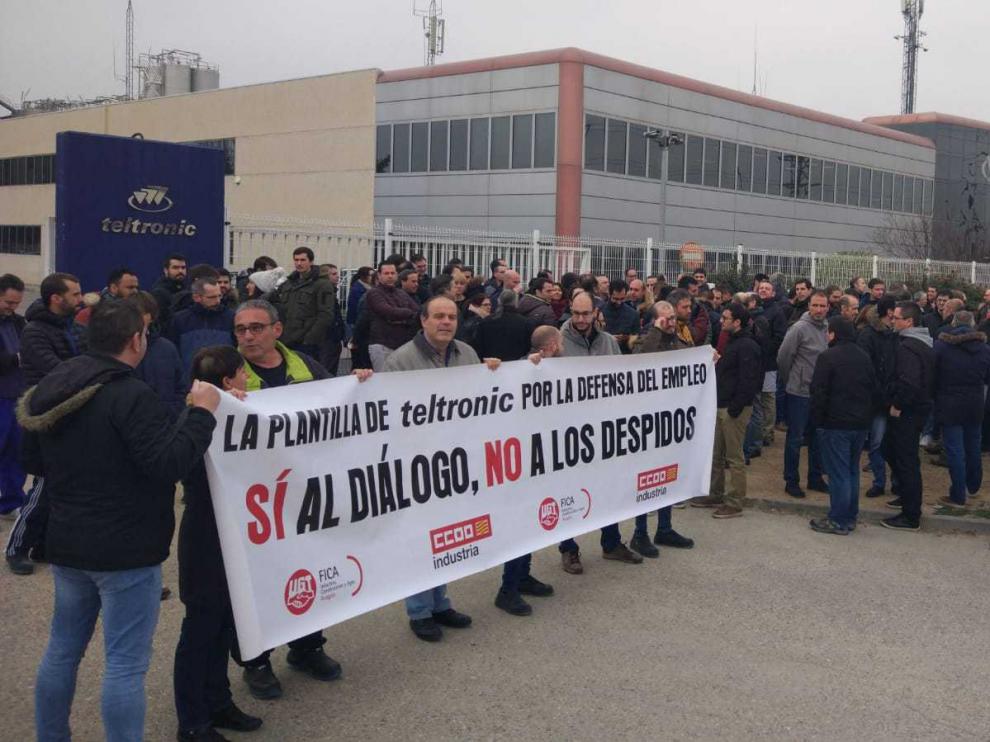 Trabajadores protestando hoy en los paros de una hora contra el despido de 11 compañeros en la planta de Teltronic en Malpica