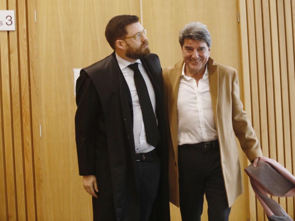 El empresario vasco Francisco Aramburu, junto a su abogado, Francisco García Berenguer, cuando abandonaba este miércoles la sala de vistas de la Audiencia Provincial.