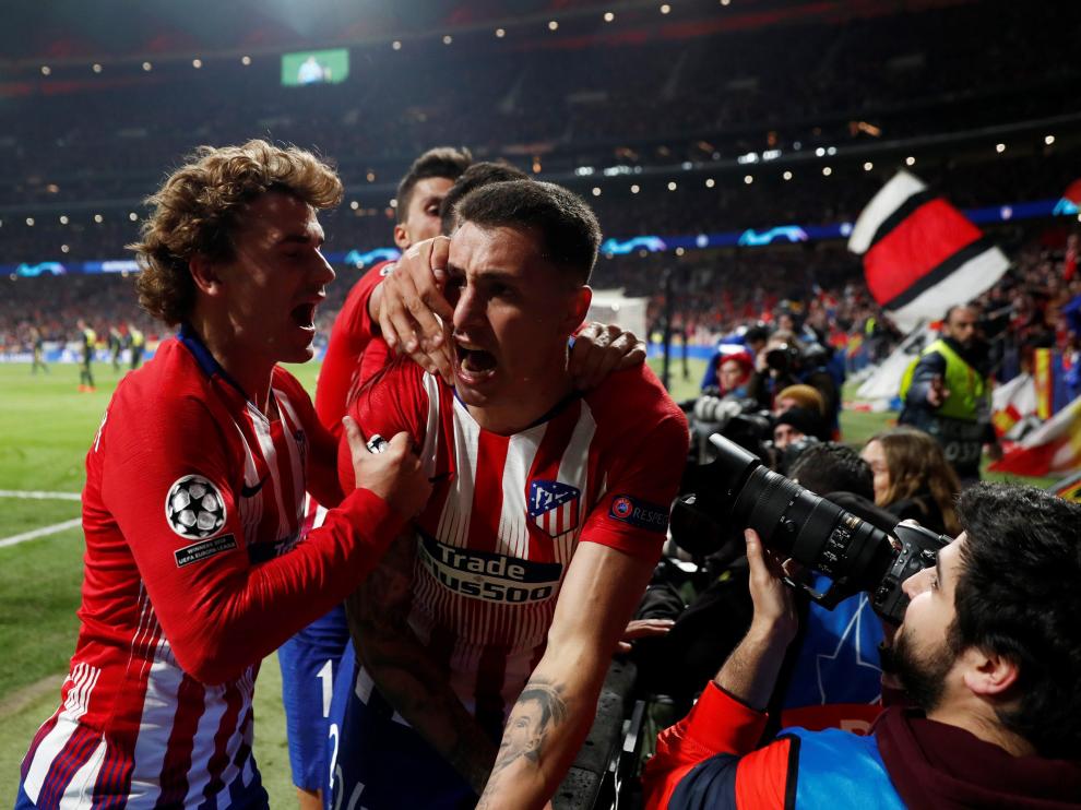 José Giménez celebra el primer gol con el resto del equipo.