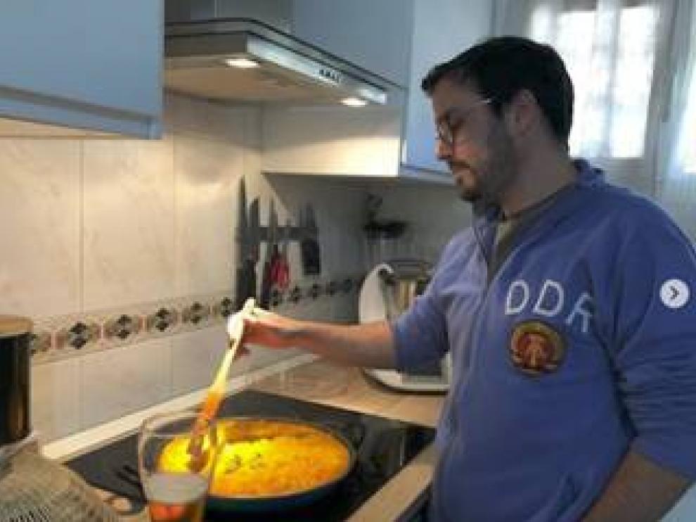 Alberto Garzón, luciendo un chándal con el emblema de la Alemania comunista.