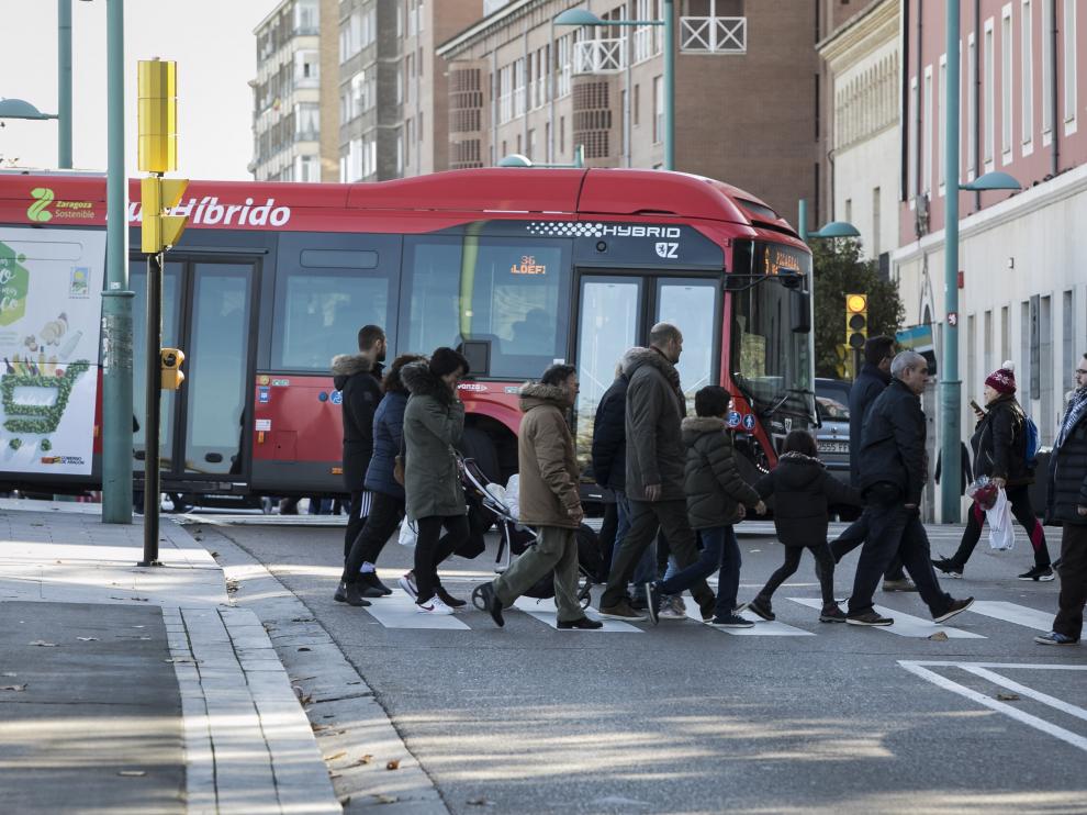 El principal problema se da con los buses que cruzan el puente y, en lugar de seguir recto, toman el giro en el paseo.
