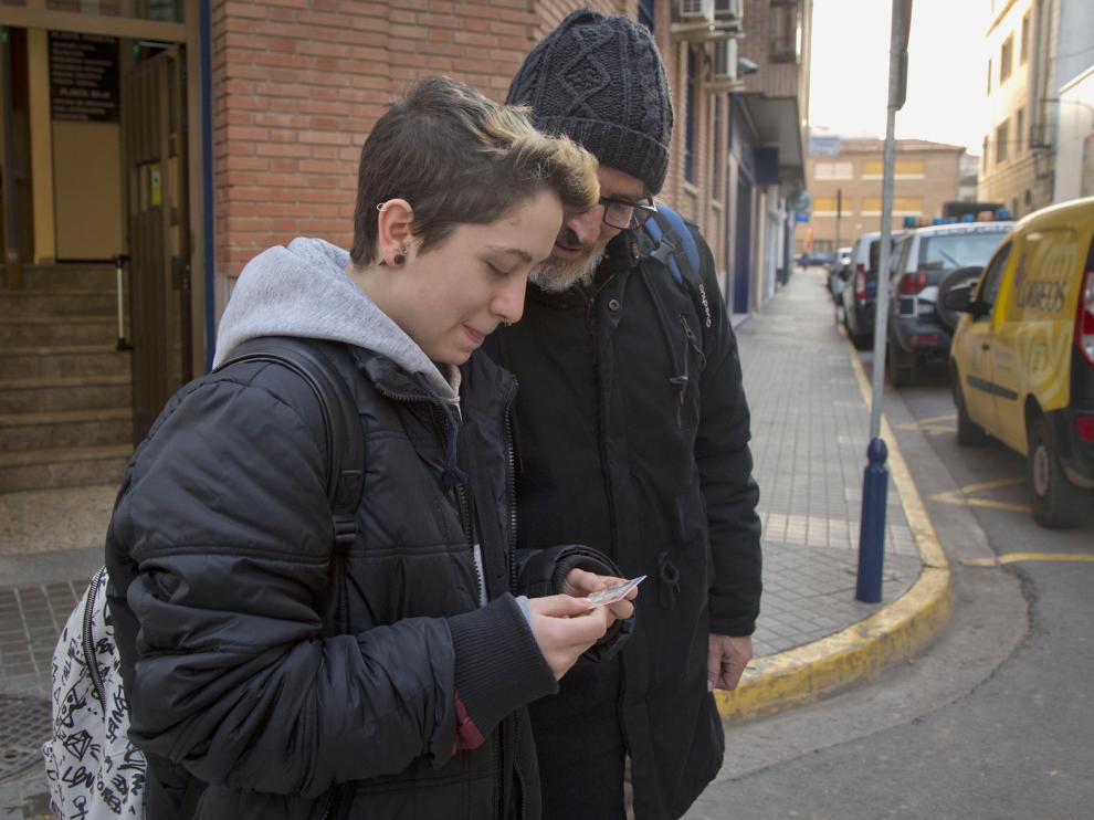 Gabriel posa con su DNI a su salida de la Comisaría de Calatayud.