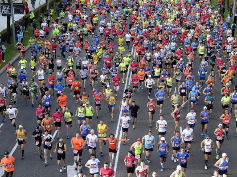 Cientos de corredores en el Maratón de Madrid.