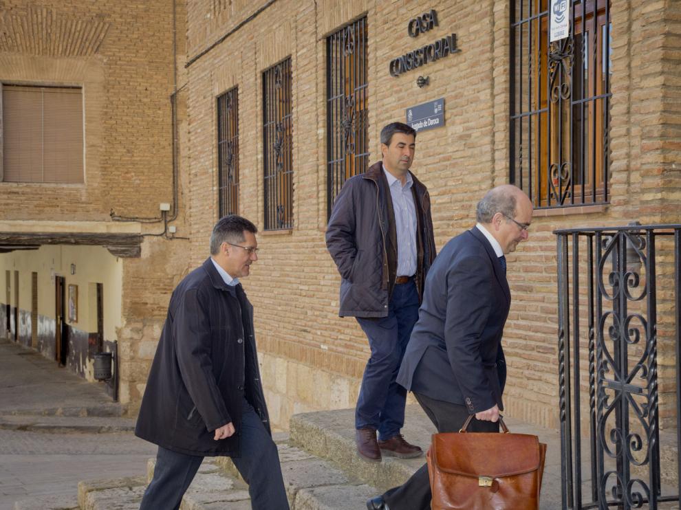 El alcalde de Cosuenda, Óscar Lorente, con las manos en los bolsillos, a su llegada este miércoles al juzgado de Daroca.