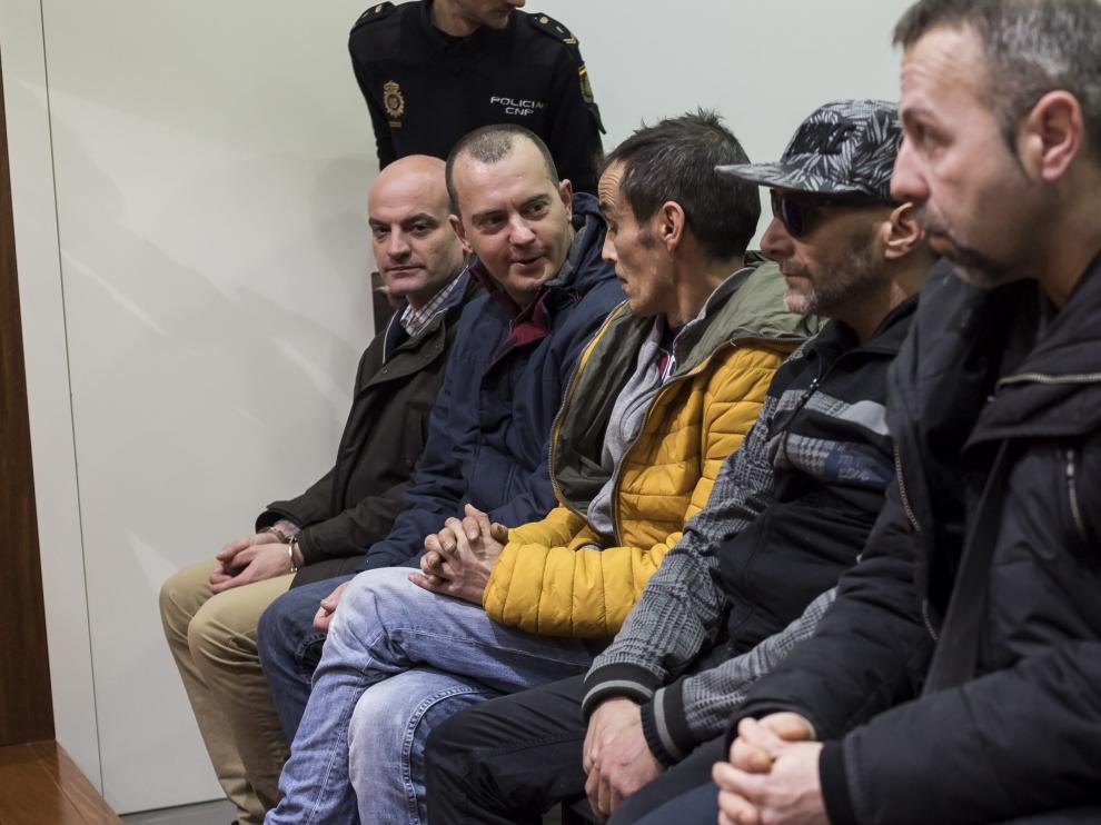 Los acusados, en el banquillo, en el momento en que comenzaba el juicio en la Audiencia de Zaragoza. Al fondo, en la esquina, Javier Gallego Aisa.