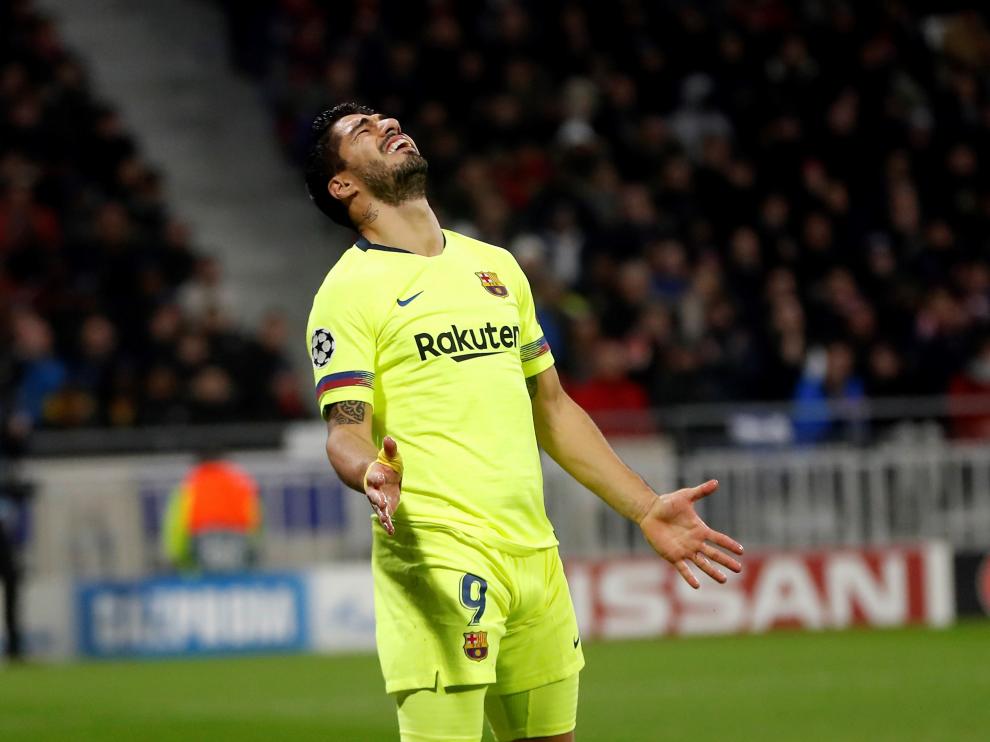 Luis Suarez del Barcelona reacciona durante el partido por los octavos de final de la Liga de Campeones de la UEFA entre el FC Barcelona y el Olympique de Lyon, este martes, en el estadio Groupama de Decines-Charpieu, cerca de Lyon (Francia).