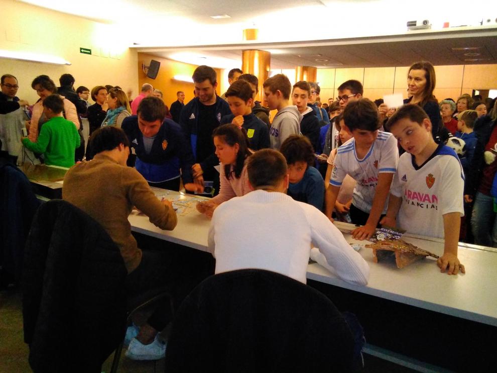 Los jugadores han firmado fotos y camisetas a los aficionados turiasonenses.