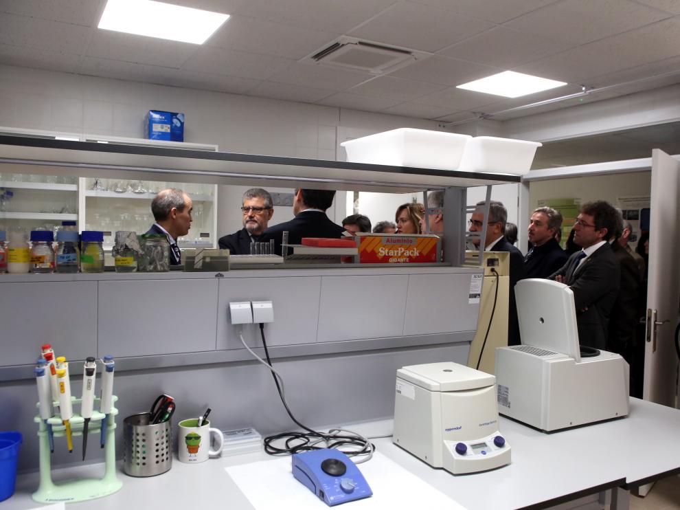 Las autoridades académicas y los responsables políticos vistan uno de los nuevos laboratorios de la Politécnica de Huesca.