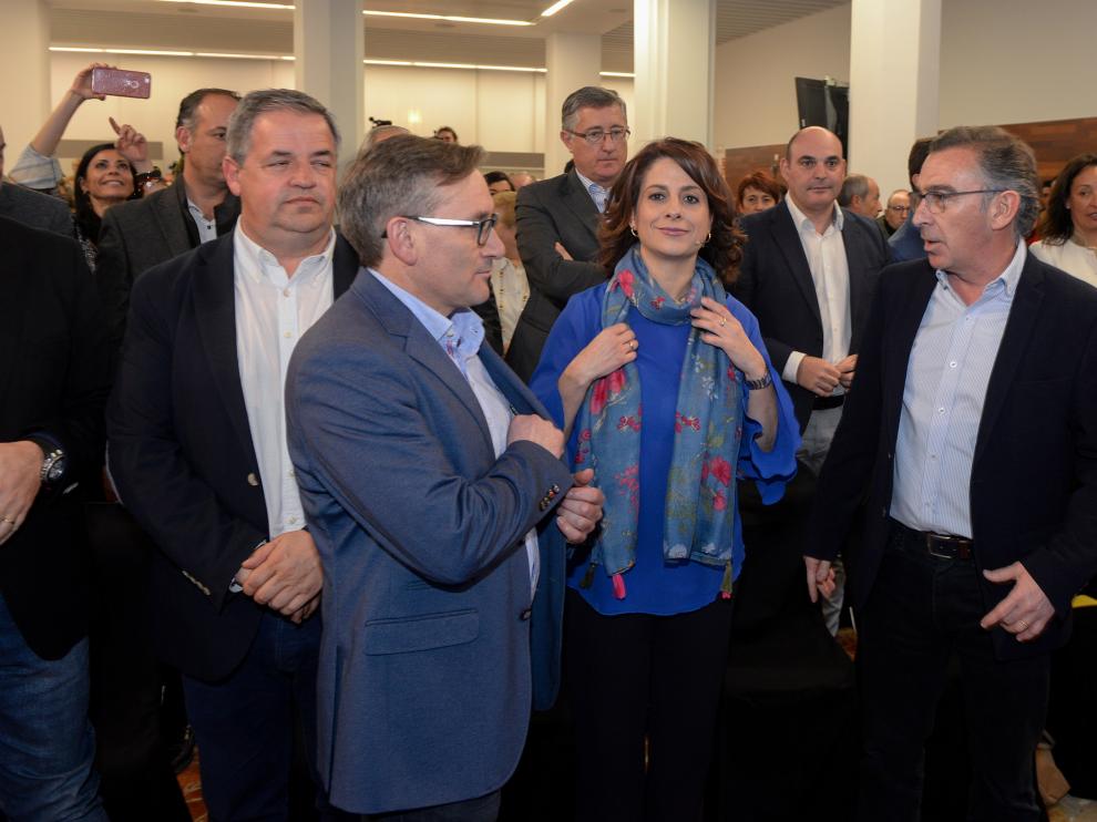 Emma Buj, entre Joaquín Juste y Luis María Beamonte, en el acto celebrado en el Banco de España.
