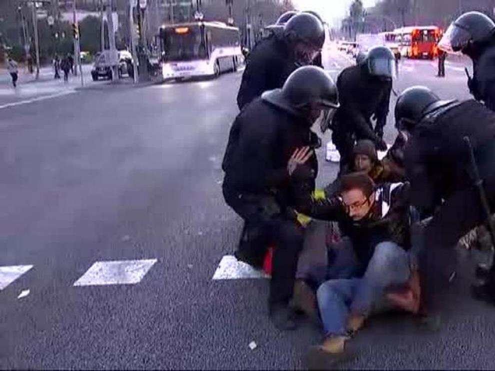 Los Mossos desalojan a los manifestantes que cortaban la Diagonal en Barcelona