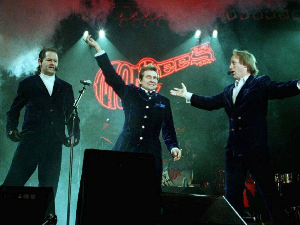 Peter Tork con su banda en un concierto.