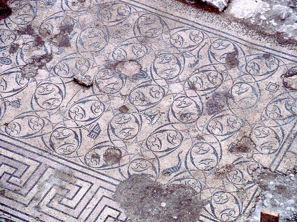 El mosaico es de grandes dimensiones y tiene decoración geométrica