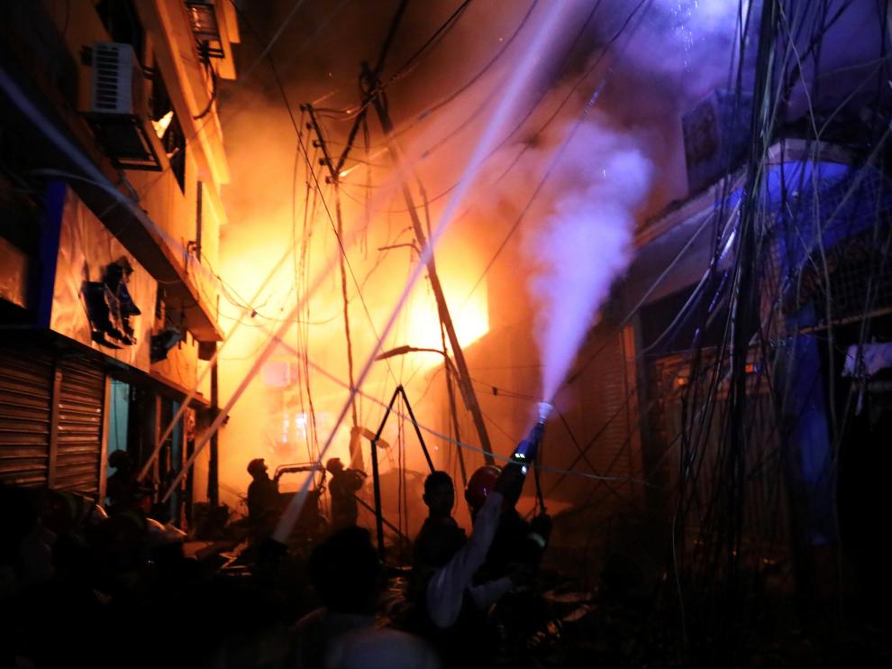 Mueren 70 personas en el incendio de una zona residencial en Daca