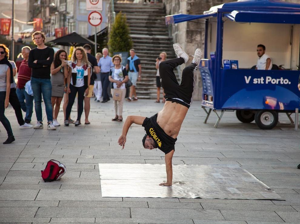 Foto de archivo de un joven bailando 'breakdance'